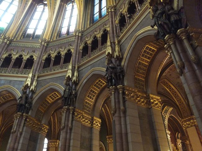 ドーム部分の壁には彫像がいっぱい。<br /><br />赤絨毯を踏まないように言われていましたが、王冠の隣のマネキンがいきなり動きました！<br />マネキンでなく人でした。