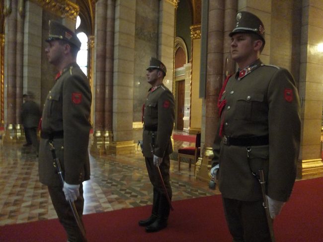 下から兵士がやってきました。<br /><br />１２時に衛兵交代があるんだ！