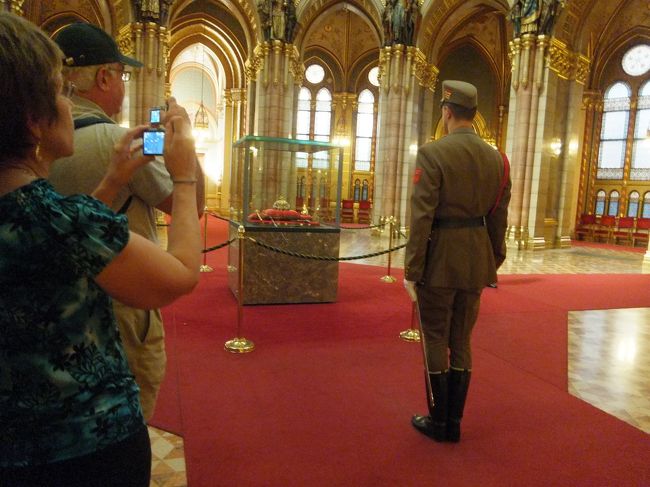 なにやら銃の上げ下げの儀式をして