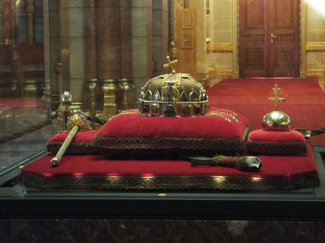 守っているのは、この王冠。<br /><br />昨日のマーチャーシュー教会にレプリカがありました。