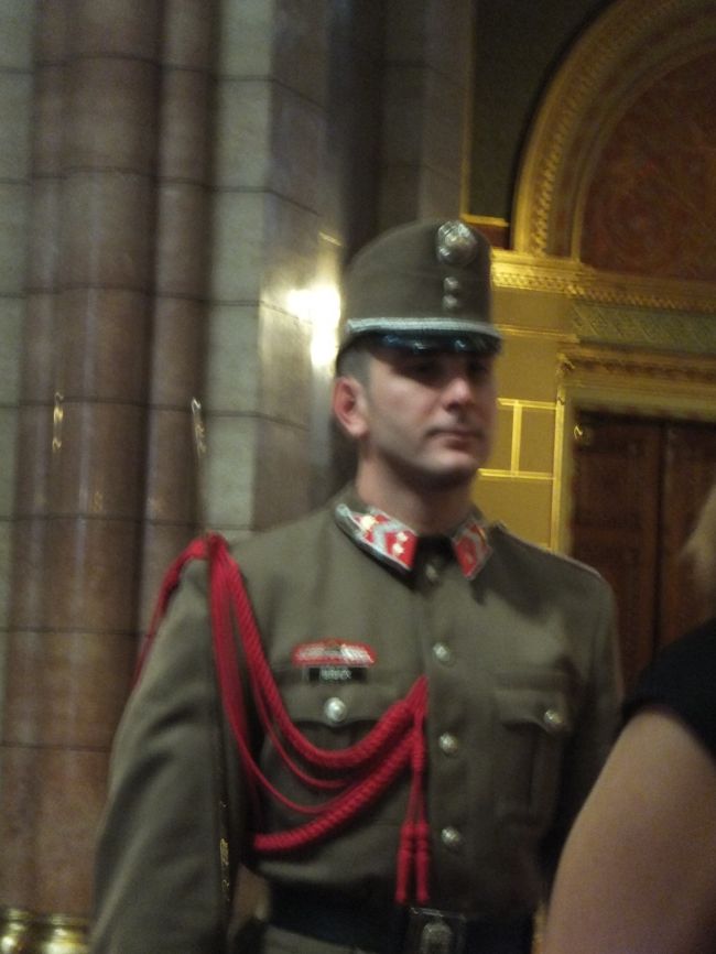 この衛兵、ちょっと微笑みを浮かべていて怖くありません。