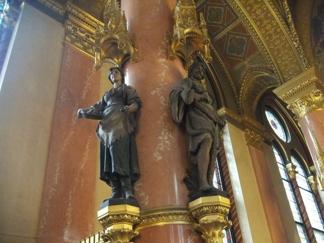 横の壁には、いろいろな農民の彫像。