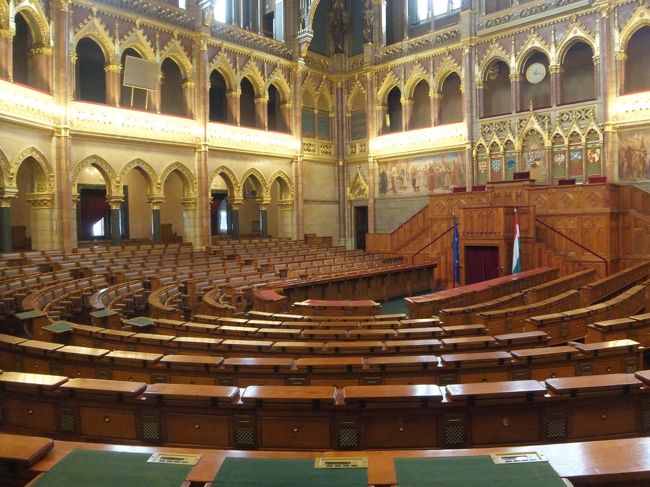 国会議事堂だから、議事堂があります。<br /><br />重厚な雰囲気です。<br /><br />約３０分ぐらいのツアーでした。<br />何か証明書をもらって解散。<br /><br />やっぱり、あきらめないで見に来て良かった♪