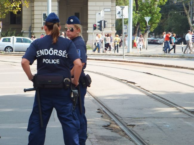 また路面電車に乗ってみようと、国会議事堂の前の乗り場へ<br /><br />女性警官が、不良娘のようにふてぶてしい感じで面白かったので、建物を撮る振りして一枚。