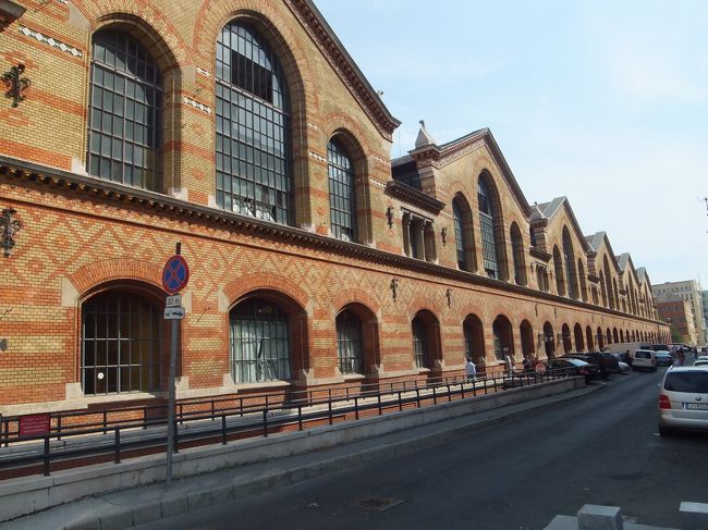 路面電車に乗って、くさり橋で降りずにそのまま行くと、ホテルの対岸にある中央市場までこれました。<br />１９番の路面電車なら、ホテルから国会議事堂まで一本で行けたのかもしれません。<br />
