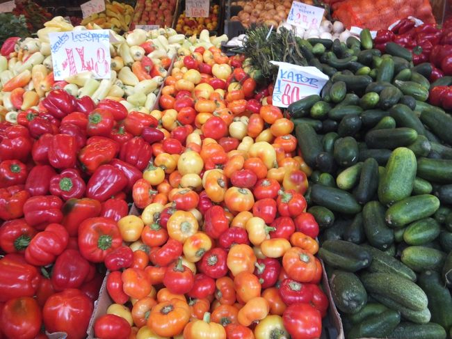 色とりどりのパプリカと短いキュウリ。