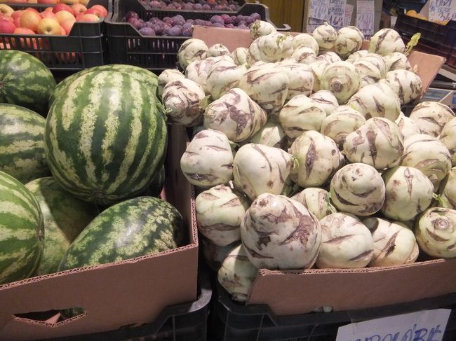 右側の丸い野菜は何でしょう？