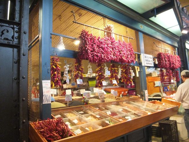 唐辛子やパプリカなどのスパイスもたくさん売っています。