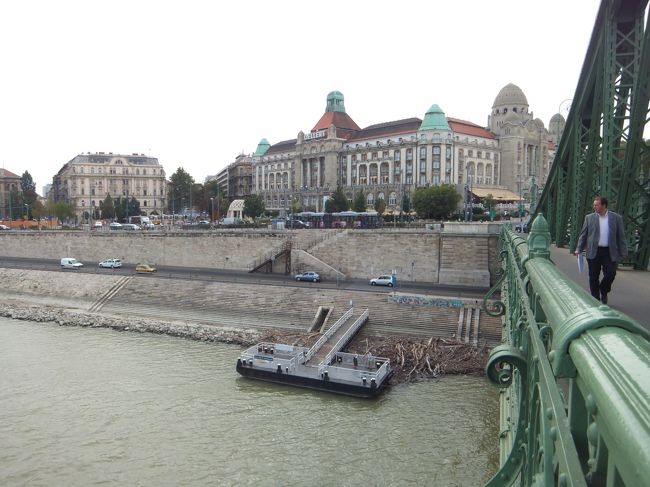 この対岸にダヌビアス・ホテル・ゲッレールト<br /><br />ブダペストで温泉入りたいけれど、わざわざ行く余裕はないだろうな〜<br />とあきらめ気味だったのですが、エクスペディアでシングルがとても安く出ていました。<br />良く調べると、観光スポットから遠いわけでもありません。<br />思い切ってここにしました。<br />朝食付きで２泊、約13000円。滞在中一回無料で温泉に入れます。<br />