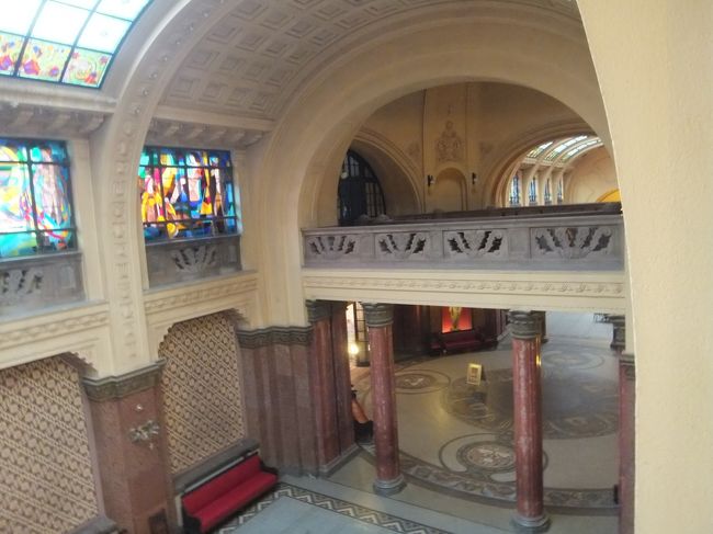 でも、カメラを持っていきませんでした。<br />持って行っても、撮れるのか？濡れてしまわないか？心配だったので・・・<br /><br />ホテルは温泉の建物と１階（フロント階の２つ上）で繋がっています。<br />部屋に置いてあるバスローブを着て、水着を持って行きました。<br />ここから４枚の写真は、翌朝写真を撮るために入れてもらった温泉の建物のエントランス。<br />まず、ルームナンバーを聞かれ、文字盤のない時計のようなものを渡されます。<br />で、どうぞと言うので、下（この空間）に降りたけれど、どこから入るの？