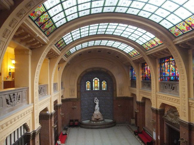 と観察していると、時計キーをかざして入っていく人がいるので後について入ると・・男性専用エリアでした。<br />係りの人に案内されて女性エリアへ。<br />表示が出ていたのかどうか、後で見に行っても全くわかりませんでした。<br /><br />またまた、フロントがあってプール利用したいと言うと、どうぞ・・と示された所が、室内プール。<br />でも、どこで着替えるの？水もあまり温かくないので、泳ぐのはあきらめてSPAだけにしよう。<br />SPAにする。と言いに行くと、今度は屋外プールを案内されました。<br />あれ？<br />しょうがない、着替えるか。<br />個室の更衣室がたくさん並んでいるので、時計キーをかざすも開きません。<br />何箇所も何箇所も試しました。<br />それで、着替えたいと言いに行くと、ロッカーだけの場所を案内してくれました。<br />個室の更衣室は、私の時計キーでは使えなかったようです。