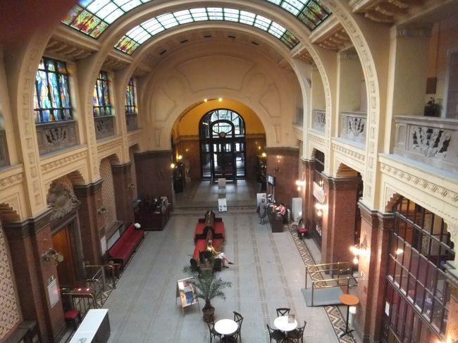 次は、本当のSPA部分に行こう。<br />来る直前に見たテレビでは、伝統的に男性はふんどし、女性はエプロンのような湯浴み着を着て入るって放送していました。<br />ですから、水着を脱いでバスローブで移動。<br /><br />ところが、みんな水着着てる！<br />よかった、水着持っていて・・・<br />裸で入っていた人も、中にはいましたが少数派。<br /><br />温泉の温度は３６℃と３８℃。　３８℃の方にずっといました。<br />ここには打たせ湯ありません。<br /><br />と、迷いに迷って、とっても大変だったけれど満喫しました！<br /><br />ついでに、部屋に帰るのも迷いました（笑）