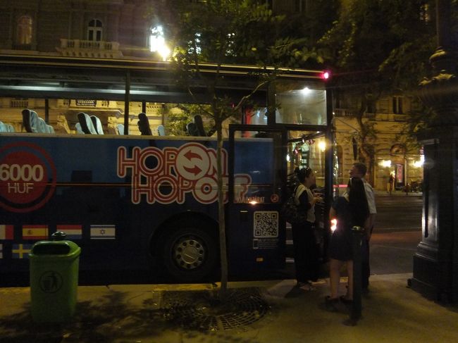 １０分すると、英語ガイドが到着して、結局このバスに乗せてくれました。<br />ガイドさん私を見ると、日本語でこんばんは、と言いました。日本人、結構利用してるのでしょう。<br />このバスです。ツアー参加者は７人だけでした。<br /><br />もっと乗り場わかりやすくして、出発前から呼び込みして（もう少しであきらめて帰ってしまうところでした）お客さん増やせばいいのに。<br />ウィーンのコンサートの売り込みのように。<br />