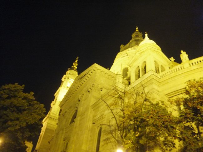 ２０時、聖イシュトヴァーン大聖堂から出発とかいてあるので、早めに行ってバスを探しました。<br /><br />でも、大聖堂を一周しても、それらしきバスも集合場所の案内もありません。<br />うろうろしていると、同じリーフレットを持った夫婦が来たので声をかけ、一緒に探しました。そこに止まっていた、観光地によくある観光スポットを巡り自由に乗り降りできるバスの運転手に奥さんが尋ねると、ここだけど、まだ１０分あると言う返事。<br />ここに別のバスが来るのか？このバスなのか？