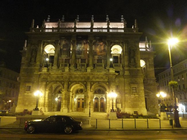 英語ガイドの方は年配の男性。料金の領収書は手書き。当然のようにお釣りの１０フォリントは無視。<br />建物のガイドをしてくれますが、いつも語尾が息切れでつらそう。<br /><br />これはオペラ座。ブダペストのオペラシーズンは、まだ始まっていませんでした。<br /><br />暗かったので、乗ってしばらくして、バスの窓ガラスがないことに気づきました。<br />ガラスに反射しないで写真とれます。<br />昼間暑かったから、夜風が気持ちいい。<br /><br /><br />