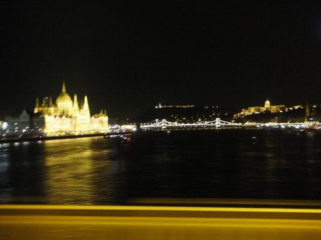 国会議事堂とくさり橋<br /><br />そして出発点に戻り、素晴らしい夜景ツアーは終わりました。<br /><br /><br />