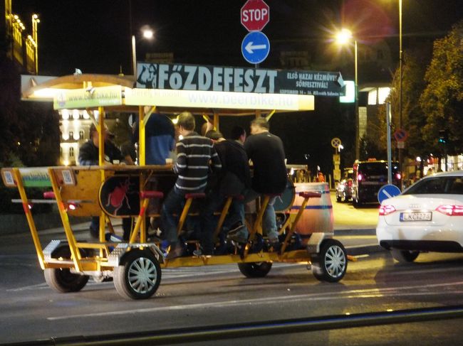 帰路、テレビで見た（ドイツだったけれど）自転車をこいで移動しながらビールを飲む屋台が走ってきたのを見ました。<br /><br />陽気に騒いで楽しそう！<br /><br />夕飯は遅くなったので、この近くのスーパーでロールサンドを調達。<br />また部屋食になってしまいました。