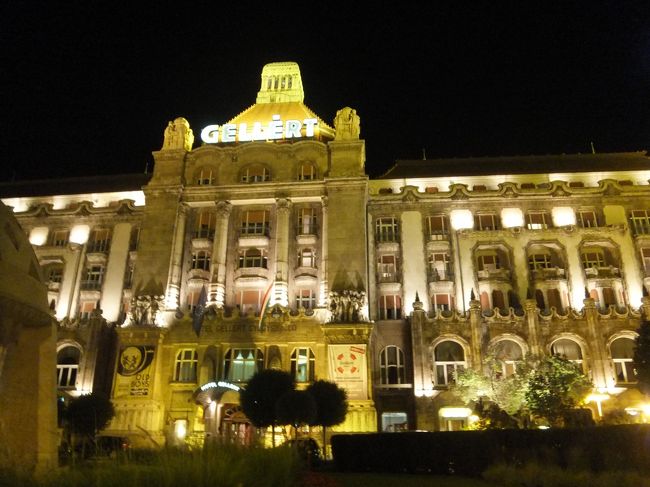 泊まっているゲッレールト・ホテルの夜景です。