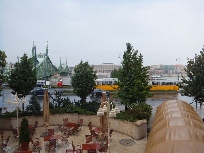 朝、レストランに行くと寒い！<br /><br />この１５日間の旅行ではじめての雨！<br />帰る日でよかった。<br />