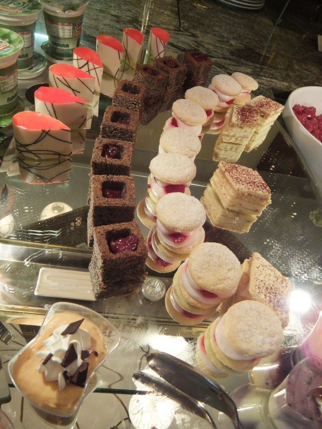 スィーツも食べられるほど回復。<br /><br />左のホワイトチョコ・コーティングのお菓子とムースを食べました。