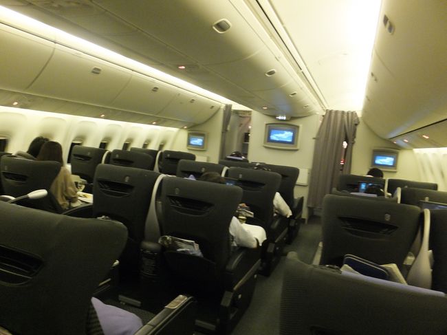 【機内】<br /><br />座席は７割ほど埋まってました。