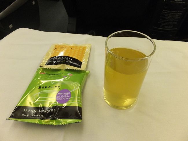 【機内】<br /><br />いまひとつ盛り上がりにかけるウェルカムドリンクですね。<br /><br />おかきは、ありがたく、いただいて帰りました。