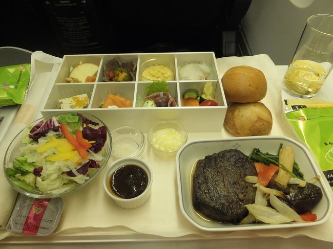 【機内食】<br /><br />嫁さんはお肉。前菜はきれてしまったということで、私のものと同じ。