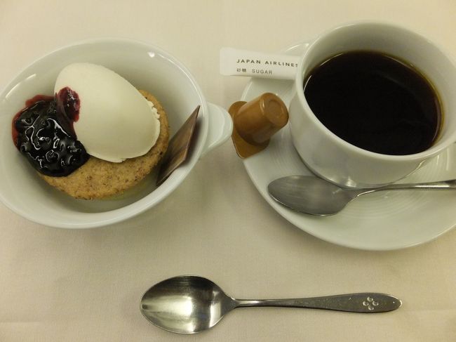 【機内食】<br /><br />コーヒー。<br /><br />さすがに売りにしているだけあって、おいしいですね。