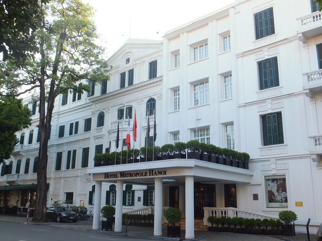 【ホテル】<br /><br />空港到着は夜。ホテル到着も夜ですが、<br />写真は昼間です。<br /><br />今回のお宿はソフィテルレジェンドメトロポール　ハノイ。<br /><br />コロニアルホテル大好きです。<br /><br />