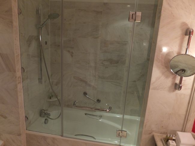 【ホテル】<br /><br />バスタブだけはいまいち。<br /><br />旧館の猫足バスタブを（写真ですけど）見てしまっているからでしょうが。