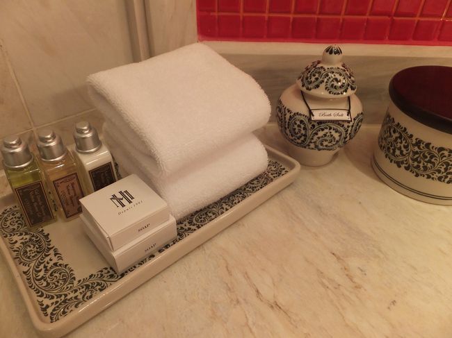 【ホテル】<br /><br />右端のバッチャン焼きの小物入れ。緑色の模様がうつくしく、<br /><br />買って帰りました。<br /><br />ふたが木のものはなく、陶器のものですが。