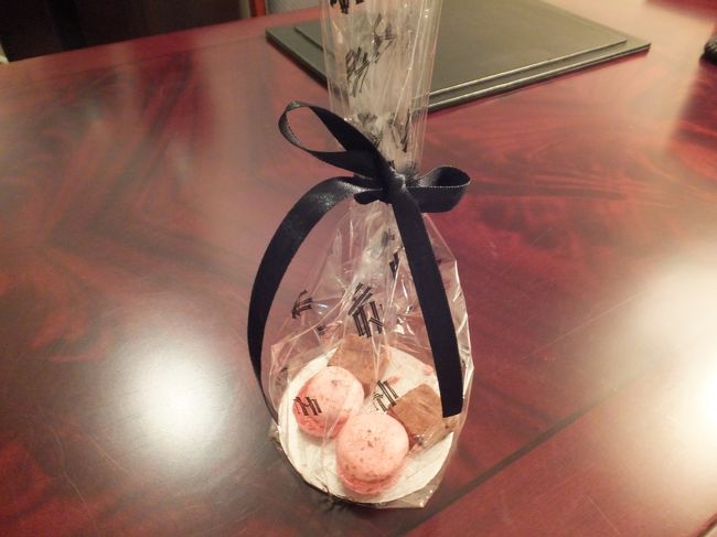 【ホテル】<br /><br />夜のターンダウンの際に置いていただいたお菓子。<br /><br />毎日違うものをいただきました。<br /><br />お土産にして、家でいただきました。