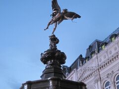 piccadilly Circus(ﾋﾟｶﾃﾞﾘｰ･ｻｰｶｽ)ｴﾛｽの像。

あまりにも有名ですので、いつでも人だかりですし、待ち合わせに使われたり、写真撮影で混雑しています。この写真は初マイバスツアー利用の待ち合わせで、朝早く来て人のいないピカデリー散策した時の1枚（＾＾）

ただ、悪い人も多い場所ですのでご注意を・・・