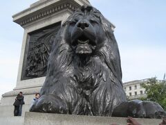 いよいよ皆さんが観光にいくTrafalgar Square(ﾄﾗﾌｧﾙｶﾞｰｽｸｴｱ)です。
ここは各国の老若男女が訪れています。

いつ行っても混雑していますね。
私は基本、夜の外出はしていませんでしたので、夜の情報は判りません。