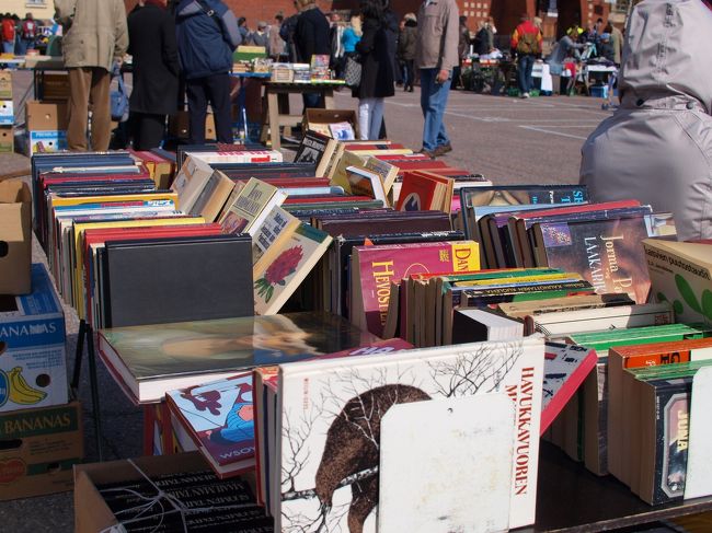 ずらりと並んだ古本。<br /><br />古本屋さんは、昔のポストカードとかも売っているので、結構穴場。