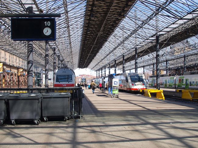 蚤の市から引き上げ、一旦、ホテルへ荷物を置きに。<br /><br />その後、ホテルの隣の「ヘルシンキ中央駅」へ。<br /><br />