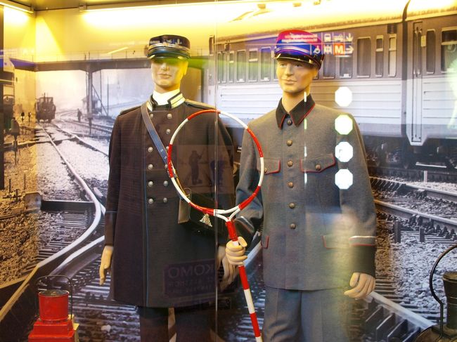 昔の駅員さん。<br /><br />帽子曲がってるよ。。。