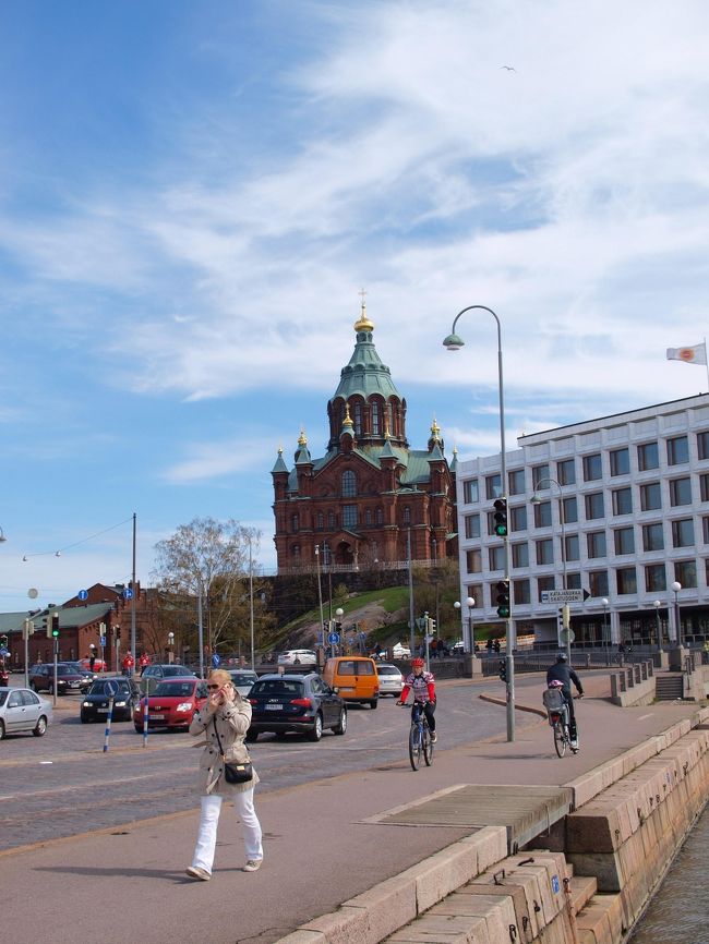 ウスペンスキー寺院も青空に映えてます。