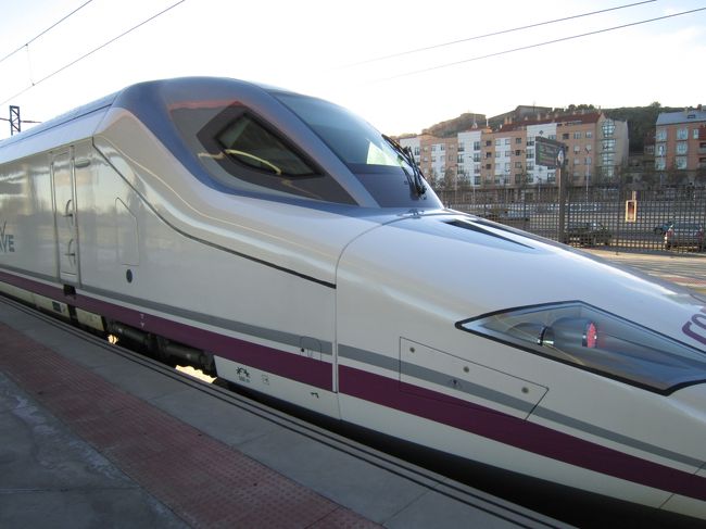 スペインエキスプレス「ＡＶＥ」めちゃ早い。<br /><br />この予約を取るために「ＲＥＮＦＥ」のサイトと格闘しました。なんか、クレジットカードはじかれたり、取れる便が限定されていたり、大変でした。<br /><br />列車内はガラガラで、３０分でトレド到着です。