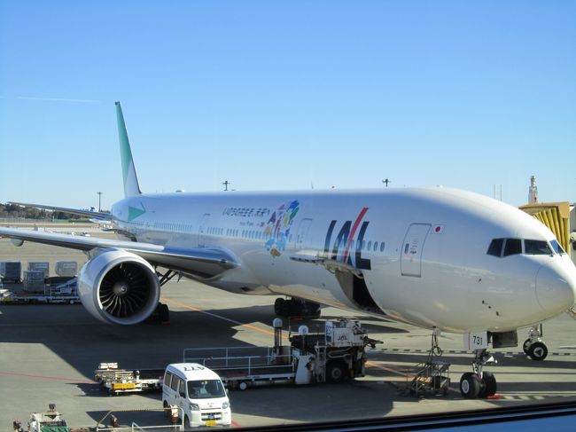 １２月２３日（木）<br />いつものように、伊丹から成田経由で恒例の年末ヨーロッパが始まりました。今年はマドリッド?バルセロナの２都市で８泊だからゆとりはいつもの年よりはるかにあります。<br />　ヒースロー空港での乗継の際、マドリッド行が遅れたため、大変でした。空港内で時間をつぶして、バラハス空港では「４Ｓ」ターミナルに到着したため、連絡列車で「４番」に移動して（結構乗りました）、荷物を引き上げるとタクシー乗り場に直行です。