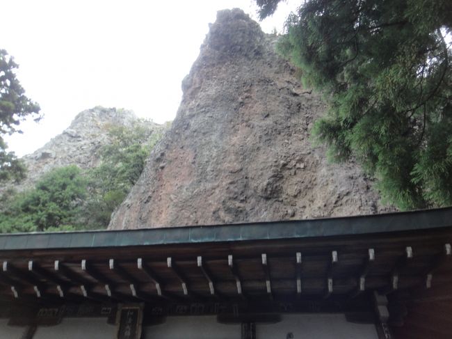 境内から上を見ると岩が落ちてきそう・・・