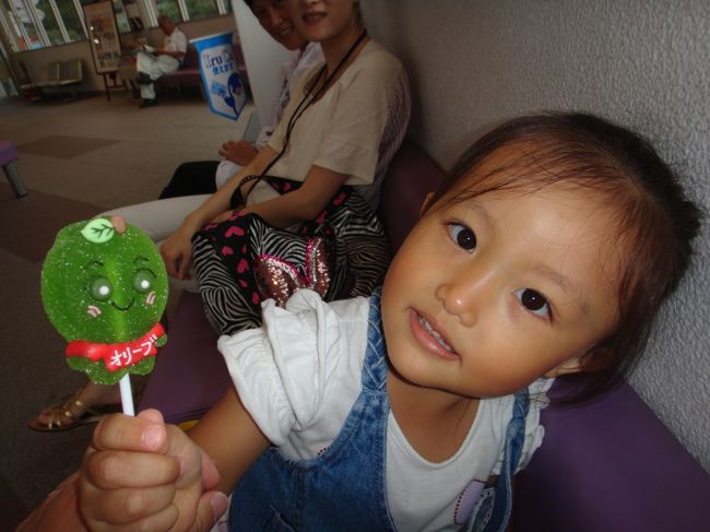 帰りの池田港でオリーブちゃんお菓子を子鬼が買いました・・・甘すぎ。ちなみに鬼嫁の夢は、将来小豆島に半年、高松に3カ月、上海に3カ月暮らす生活だそうです。それくらい小豆島はすばらしいですよ。おしまい