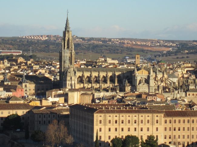 高台から望むトレド市街。