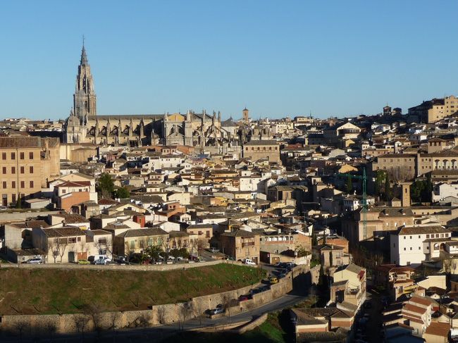 タクシーで先に写真を撮りに「パラドールトレド」の駐車場まで行きました。<br /><br />このパラドールも宿泊候補にあったのですが、荷物を持って移動するのが面倒で、宿泊しませんでした。<br /><br />パラドール、一度泊まってみたい。