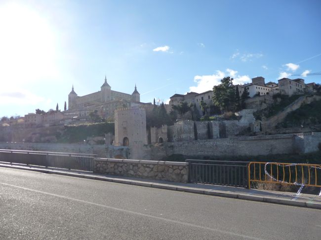 写真は帰り道から振り返ったところです。<br /><br />トレドの街は「タホ川」に囲まれて、その川を渡る橋を渡って入るようになっており、「天然の要害」ですね。<br /><br />行きはタクシーを使いましたが、帰りは列車の時刻まで余裕がたっぷりのため、歩いて駅まで向かいます。<br />