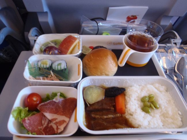 機内食1回目。美味しかった。<br /><br />最初にドリンクサービスで出てくるつまみは、やっぱりプレッツェル！