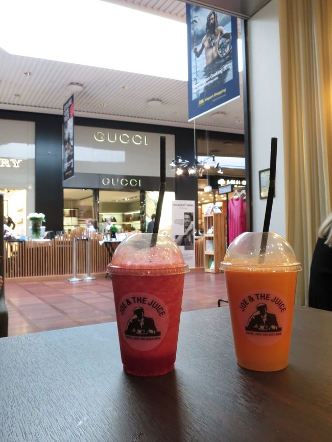 まずは成田発ＳＡＳ便にてコペンハーゲンへ。<br /><br />機内エンターテインメントは、ビデオがいまどきオンディマンドじゃない、ゲームも映画も音楽も選択肢が少ない、といった具合にイマイチでした。音質は機内にしてはまあまあかな？と思ったのですが、所詮、飛行機の中ですので。。。<br /><br />機内食はまずまず。割り切って、冷たいサラダやチーズなどの加工食品を多用しているのが良かったのかも。<br /><br />コペンハーゲンでの乗り換え時間は2時間ほど、コペンハーゲン→ブリュッセル便は1時間に1本くらいあるようで、1時間の乗り換えも可能だったのですが、先日香港での乗り換えで苦労したので、今回は余裕を持って、2時間取りました。<br /><br />写真は空港にて。<br />http://joejuice.com/site/#/home<br />ヨーロッパで多店舗展開する、生ジュース屋さんみたいです。<br />今まで存在に気が付いていませんでした。<br /><br />左は確か、、、ストロベリーとバナナとリンゴの、確か、、、「Pick Me Up」、右は確か、、、ニンジンとアップルとジンジャーの、「Dog Away」。<br />