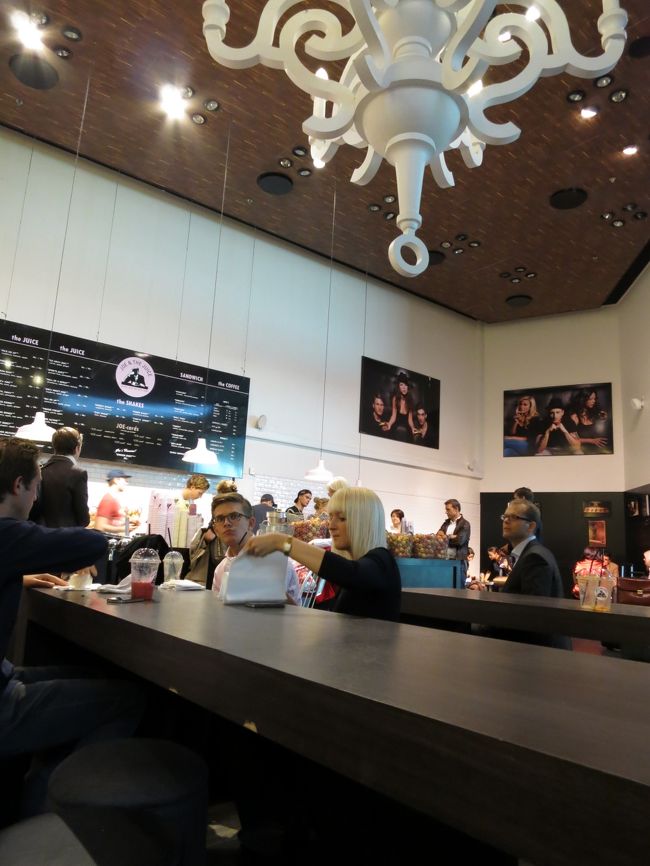 店内はおしゃれな感じ。<br /><br />レジ横にヨーロッパでよく見る、小さめのリンゴが山積みになっています。これが売りだと思い、リンゴ入りのものを注文。<br /><br />美味しかったです。<br />が、よく見ると、リンゴはちょっと腐っていたり、汚れていたりするものも混ざっています。使用前に確認している様子もありません。おなかをこわさなかったので、良いことにしましょう。<br /><br />2つで76DKK。<br />今、確認してみたら1,000円以上。結構高いですね。<br /><br />この時はDKKのレートを確認していなかったので、よくわかっていなかったのですが、併記されているユーロを見て、ちょっと高そうだとは思っていましたが、お土産に購入した、ちょっとしたポストカードも１つ1,000円以上。<br /><br />コペンハーゲン、物価高いです。