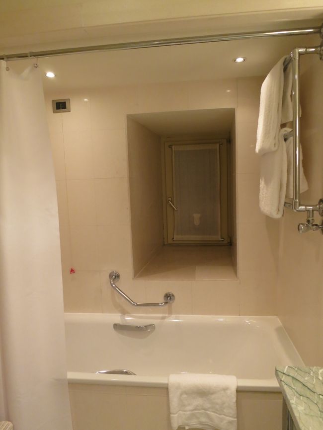 バスのかなり奥に窓があります。<br />上層階なので、建物の構造上の問題です。<br />ヨーロッパっぽいですね。