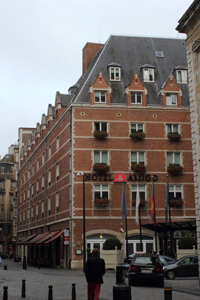 遅れもなく、無事ブリュッセルへ到着。<br />ヨーロッパで最も定時運行されている航空会社だそうですが、さすがです。<br />最終日編でコメント予定ですが、帰りの便ではかなり驚きました。<br /><br />空港からホテルまではタクシーで移動しました。<br />15分ほどでチップ込みで50ユーロ。帰りも57ユーロ。タクシー代お高めです。この前のシンガポールが激安だったので、差に驚愕。<br /><br />この辺りは石畳の道が多く、短い距離でもスーツケースと引きずって歩くのは骨が折れます。少し高いですが、タクシー利用が良いでしょう。<br /><br />こちらは翌日の写真。グランプラスの市庁舎の隣のホテルです。<br />グランプラスまで徒歩30秒。5階（日本式6階）の部屋だったので、都心にもかかわらず、静かで快適な環境でした。